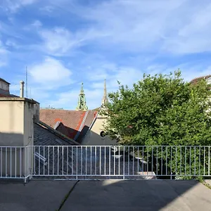 Palais Palffy Suits Lägenhet